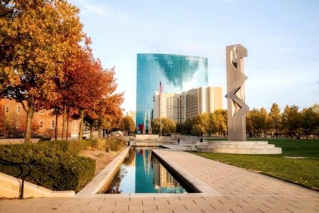 Free Parking! Downtown King Suite Lucas Oil- Conv Center Skywalk#1 Indianapolis Bagian luar foto