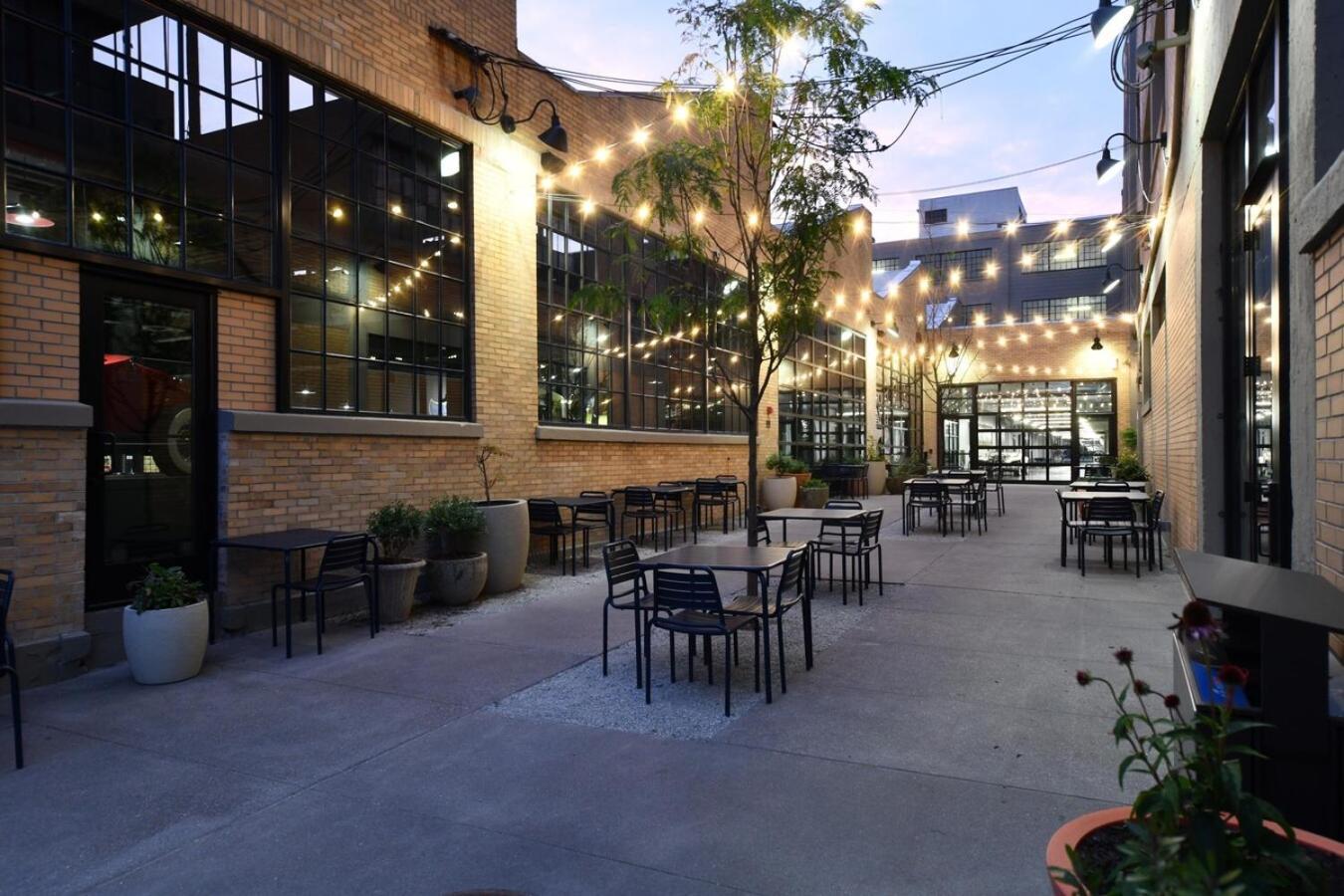 Free Parking! Downtown King Suite Lucas Oil- Conv Center Skywalk#1 Indianapolis Bagian luar foto