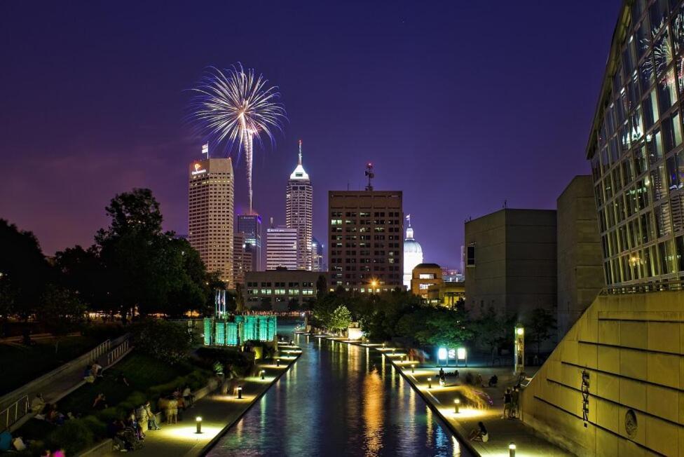 Free Parking! Downtown King Suite Lucas Oil- Conv Center Skywalk#1 Indianapolis Bagian luar foto