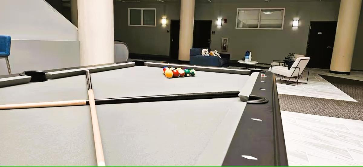 Free Parking! Downtown King Suite Lucas Oil- Conv Center Skywalk#1 Indianapolis Bagian luar foto