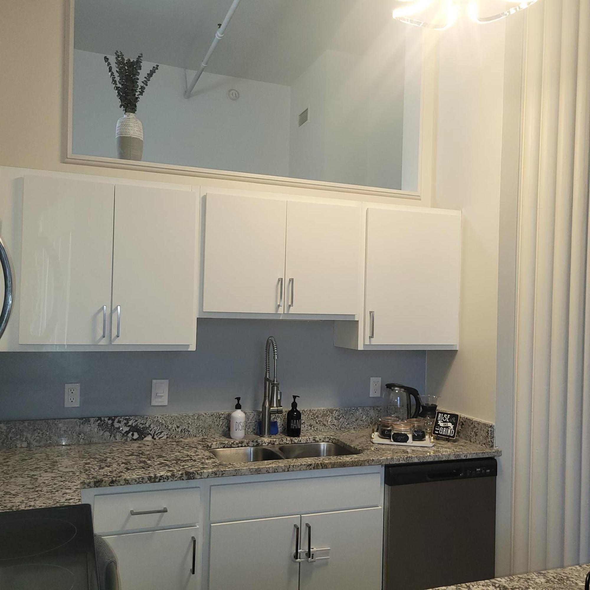 Free Parking! Downtown King Suite Lucas Oil- Conv Center Skywalk#1 Indianapolis Bagian luar foto