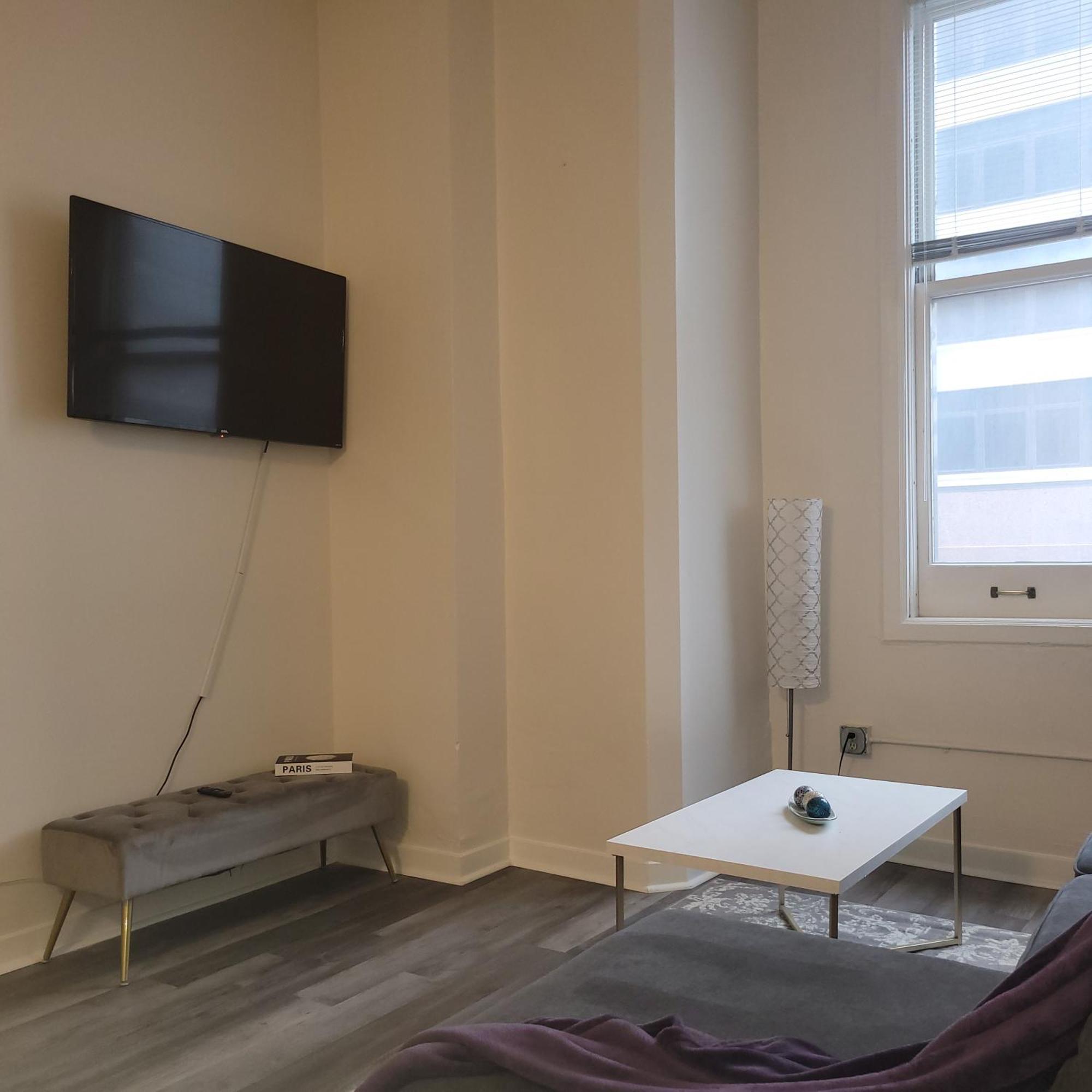 Free Parking! Downtown King Suite Lucas Oil- Conv Center Skywalk#1 Indianapolis Bagian luar foto